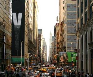 Puzzle Ένας δρόμος στην πόλη της Νέας Υόρκης με ψηλά κτίρια και ουρανοξύστες